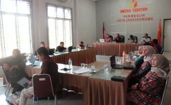 Ayi Jufridar menjadi pemateri pada kegiatan Pelatihan Penulisan Siaran Pers Standar Media Mainstream