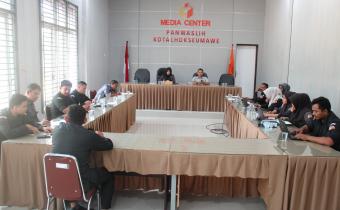 Rapat internal terkait pengelolaan serta pelayanan data dan informasi