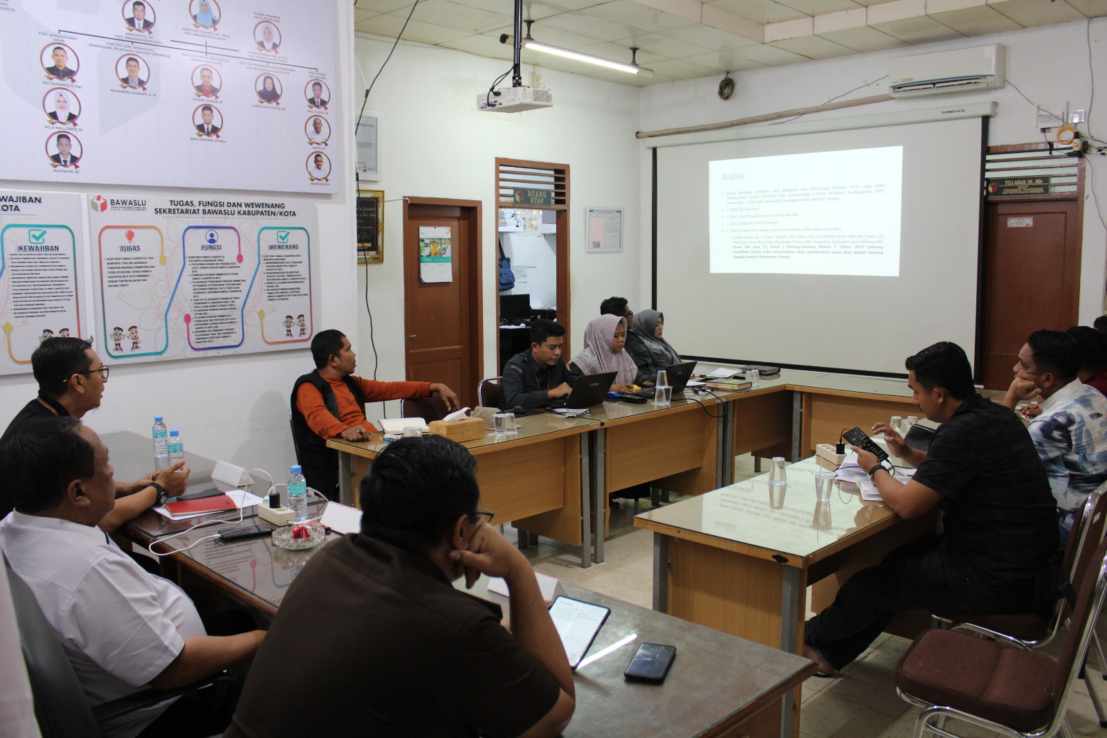 Rapat Kasus caleg DPRK Lhokseumawe dari Daerah Pemilihan Lhokseumawe -4 (Kecamatan Muara Satu) yang diduga membagikan bahan pokok kepada pemilih dalam kegiatan kampanye. (FOTO : Panwaslih Lhokseumawe)