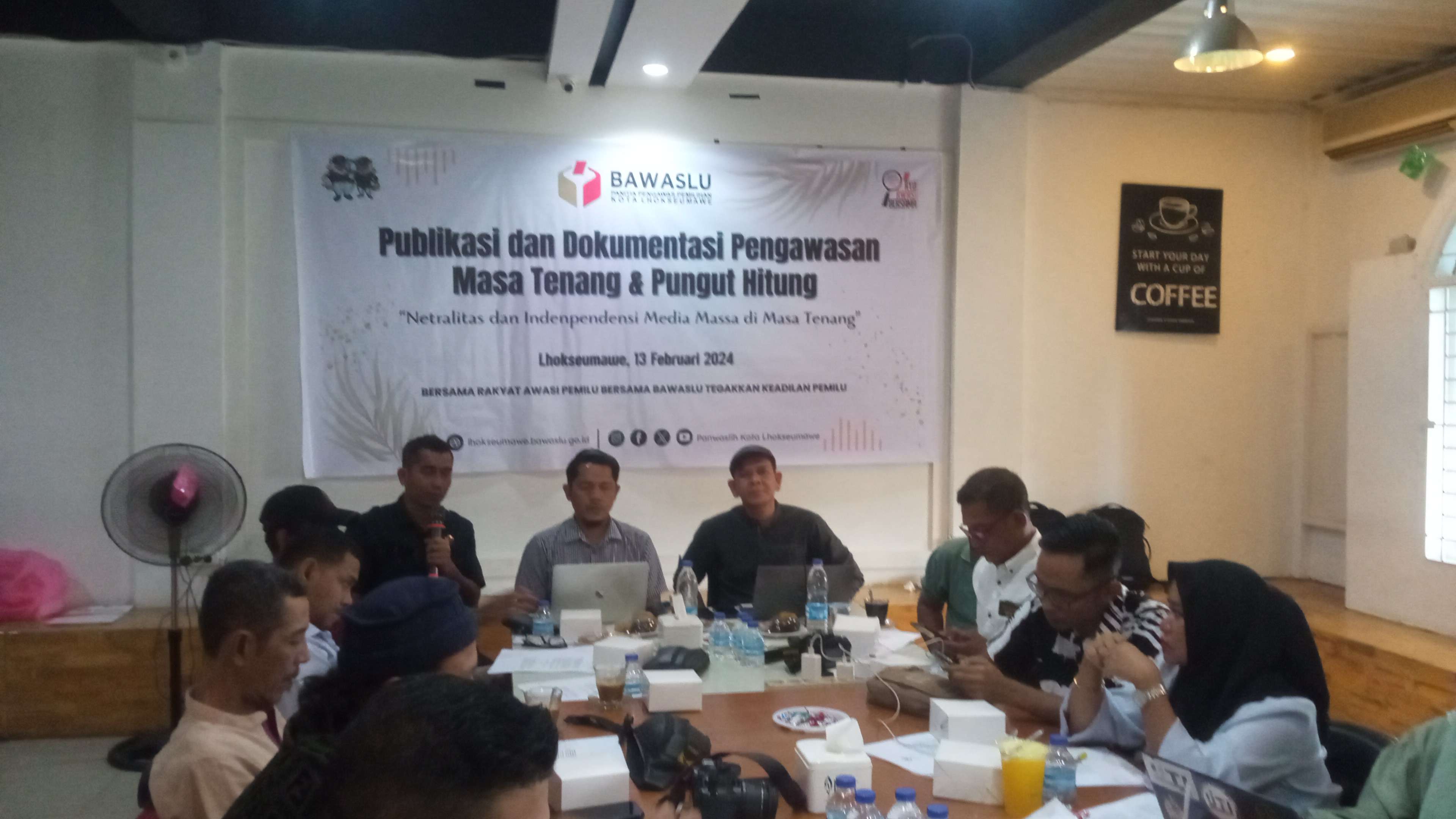 Panwaslih Lhokseumawe menggelar kegiatan Publikasi dan Dokumentasi Pengawasan Masa Tenang dan Pemungutan serta Penghitungan Suara Pemilu 2024, Selasa 13 Februari 2024. | Foto : KBA.ONE, Dedy