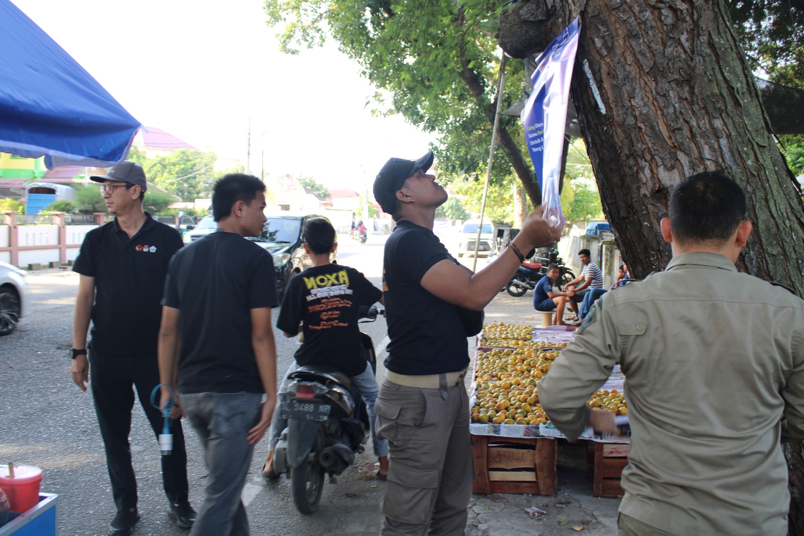 Panwaslih Kota Lhokseumawe bersama Satpol PP kembali menertibkan alat peraga kampanye (APK) yang melanggar aturan di kawasan militer lokasi perkantoran TNI/Polri di Jalan Iskandar Muda, Lhokseumawe. Foto: Ist.