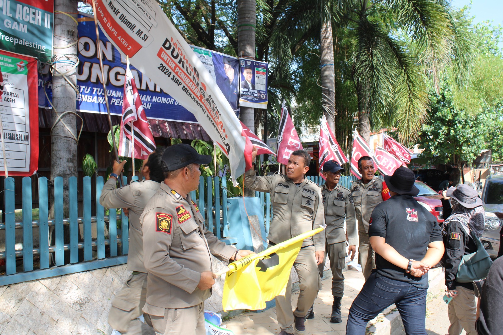 Tim penertiban Alat Peraga Kampanye (APK) Pemerintah Kota Lhokseumawe yang di dampingi oleh Panwaslih Kota Lhokseumawe melakukan penertiban APK yang melanggar aturan