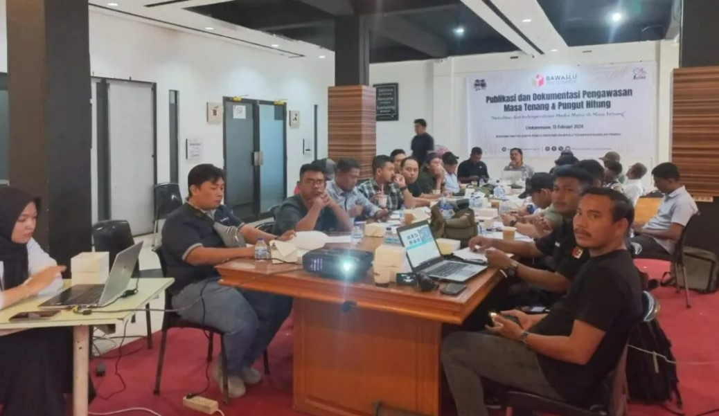 Panitia Pengawas Pemilihan (Panwaslih) Kota Lhokseumawe menggelar diskusi bersama sejumlah jurnalis di salah satu kafe di Lhokseumawe