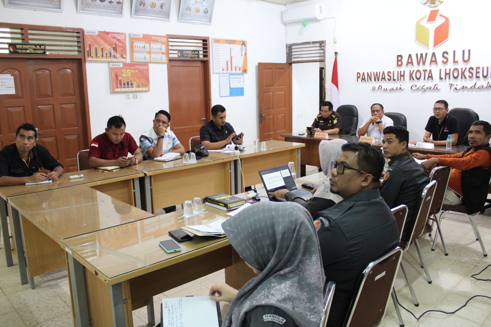 Rapat perdana Sentra Gakkumdu di Kantor Panwaslih Kota Lhokseumawe