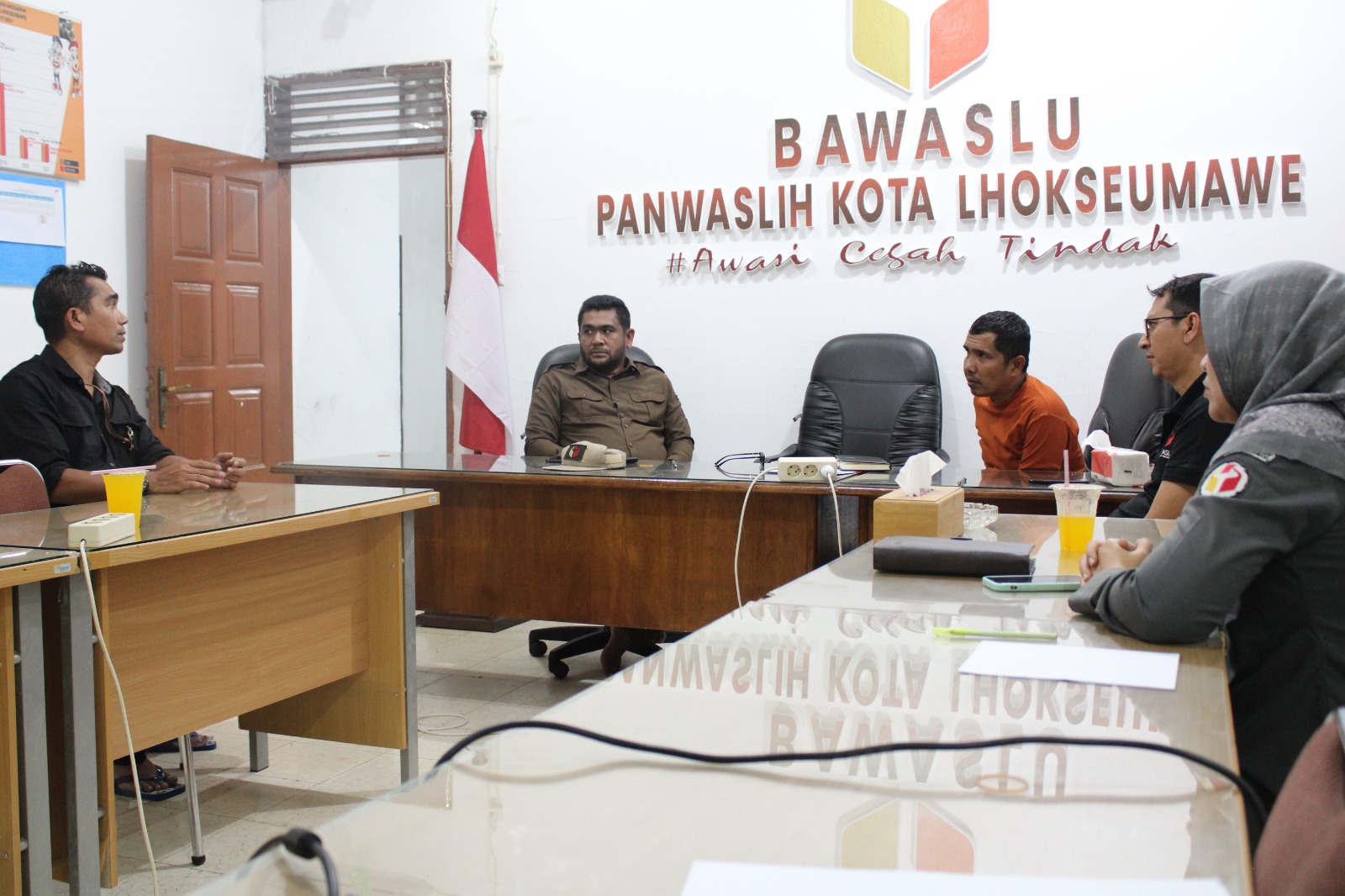 Asisten I Pemkot Lhokseumawe, Muhammad Maxsalmina, SH, MH, melakukan rapat dengan Panwaslih Kota Lhokseumawe