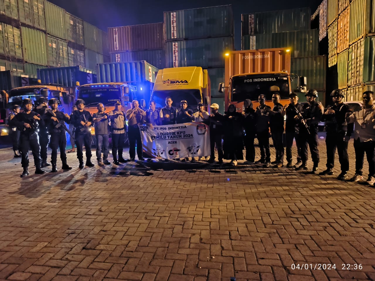 Pnawaslih berpose bersama dengan pihak keamanan dari Brimob dan personil Polres Lhokseumawe (Foto/Dok.Humas)