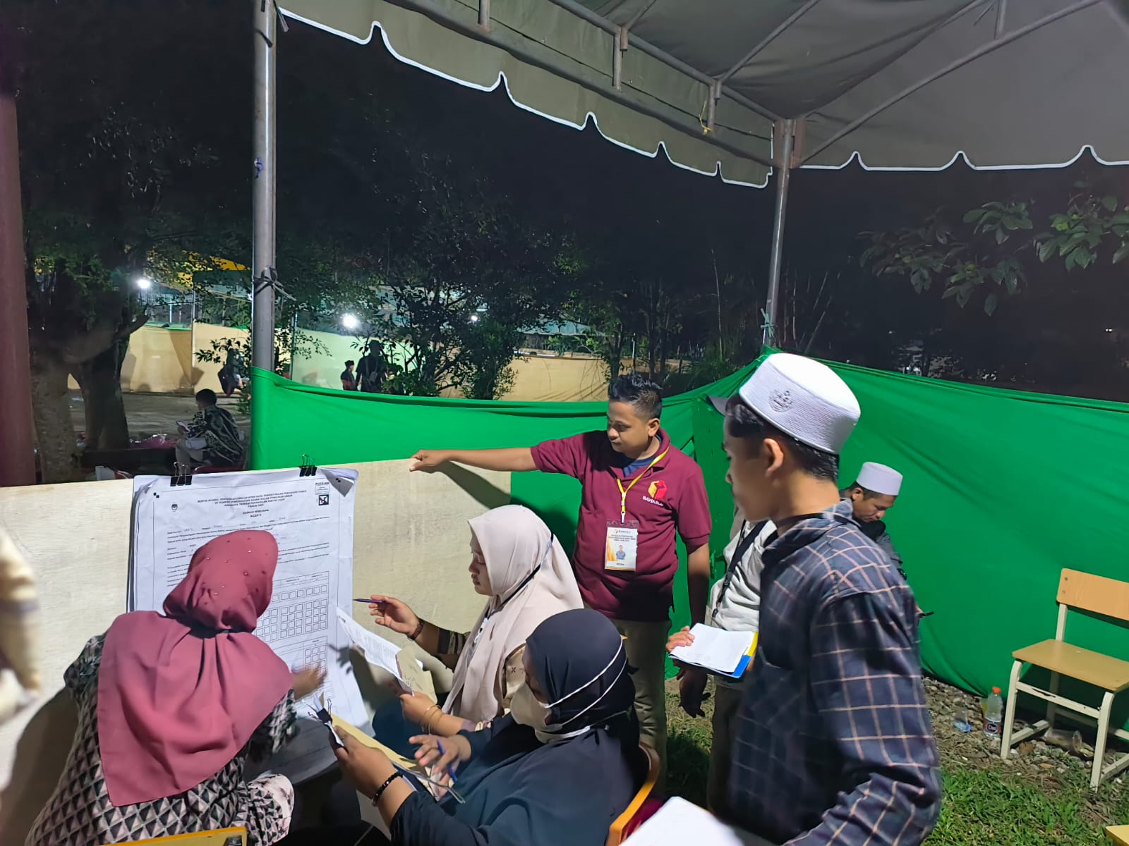 Tim Panwaslih Lhokseumawe sedang mengawasi Penghitungan Ulang Surat Suara