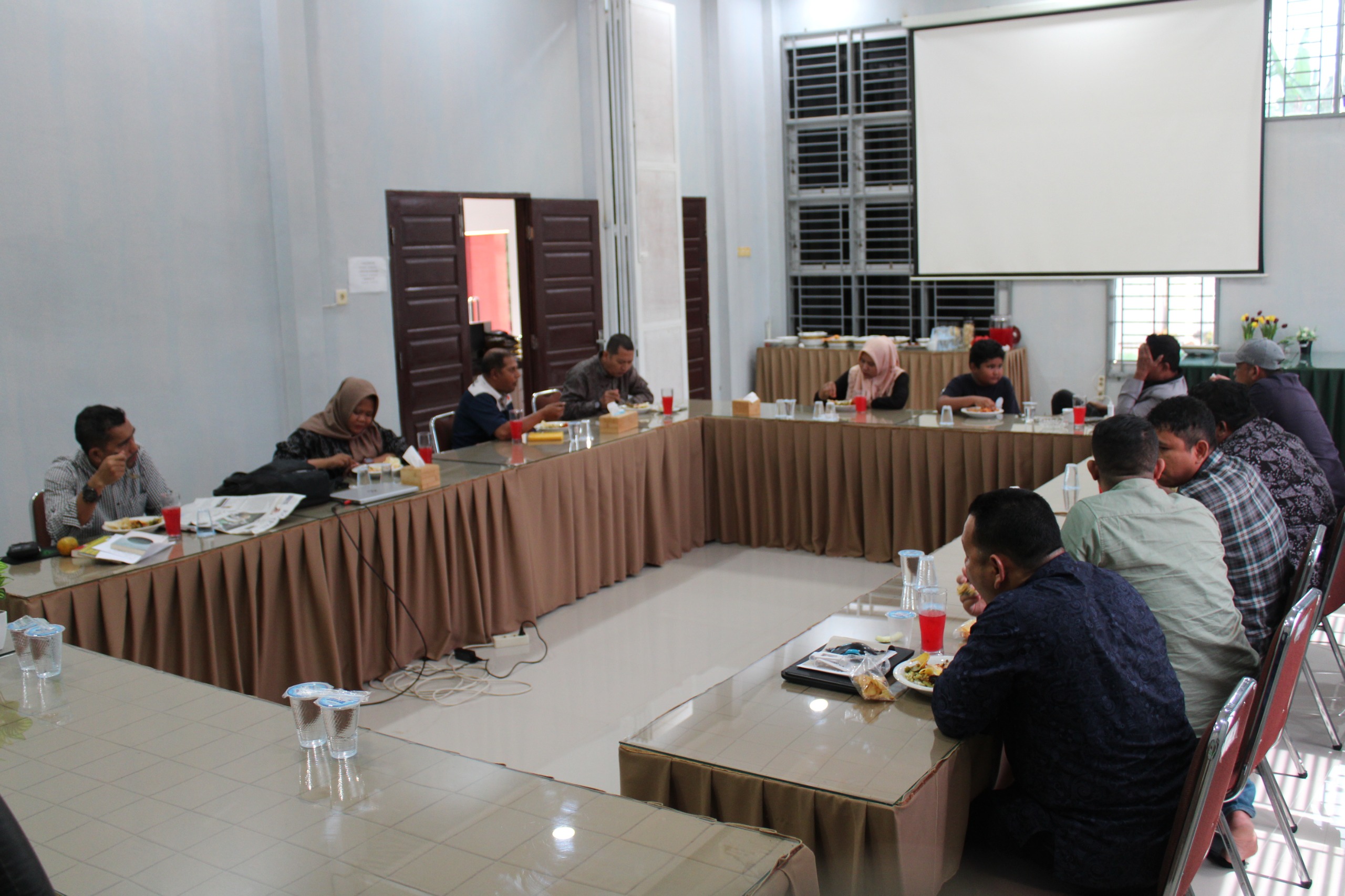 Keluarga besar Bawaslu Kota Lhokseumawe duduk makan bersama dengan khidmat