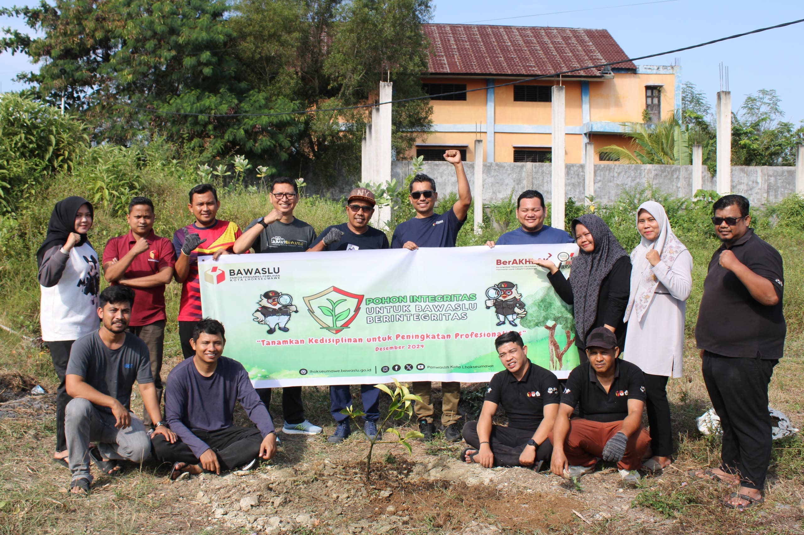 Foto bersama setelah penanaman Pohon Integritas