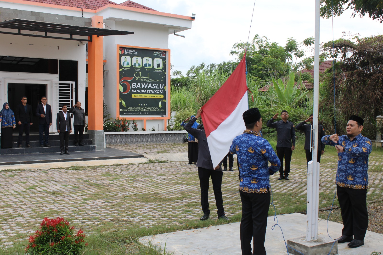 Pengibaran bendera merah putih dalam upacara Peringati Hari Kebangkitan Nasional