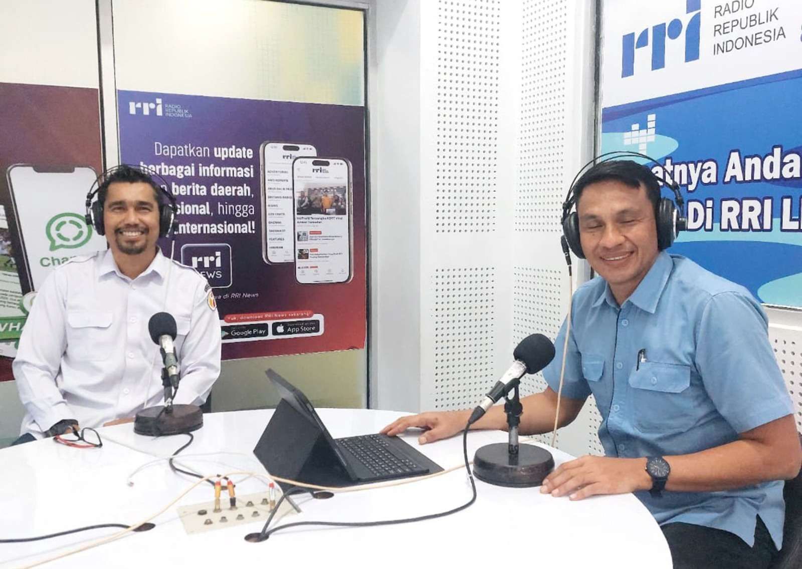 Foto bersama setelah dialog program mozaik Indonesia di studio RRI pro 1 Lhokseumawe (doc/ RRI).