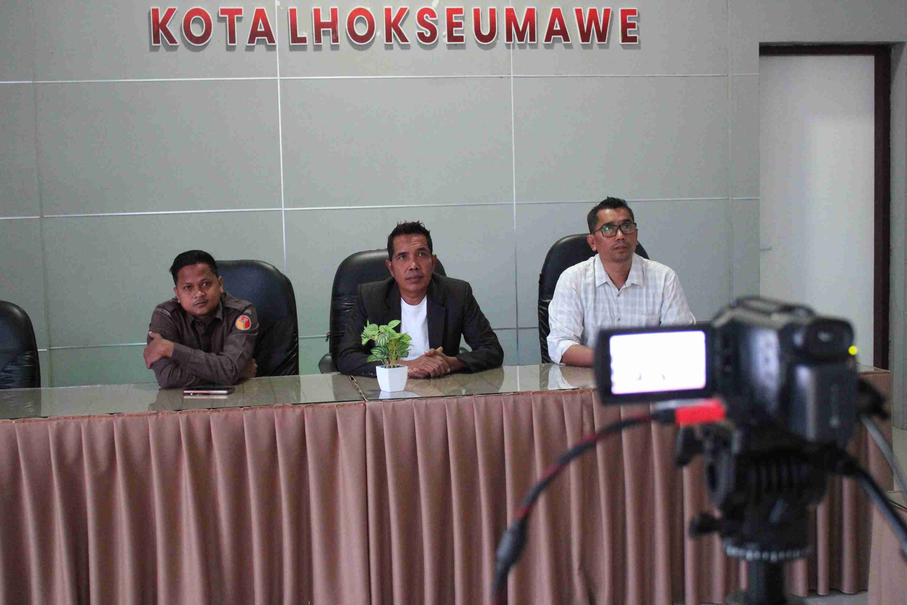 Ketua dan Anggota beserta staf mengikuti zoom meeting Seminar Nasional Literasi Pengawasan Pemilu