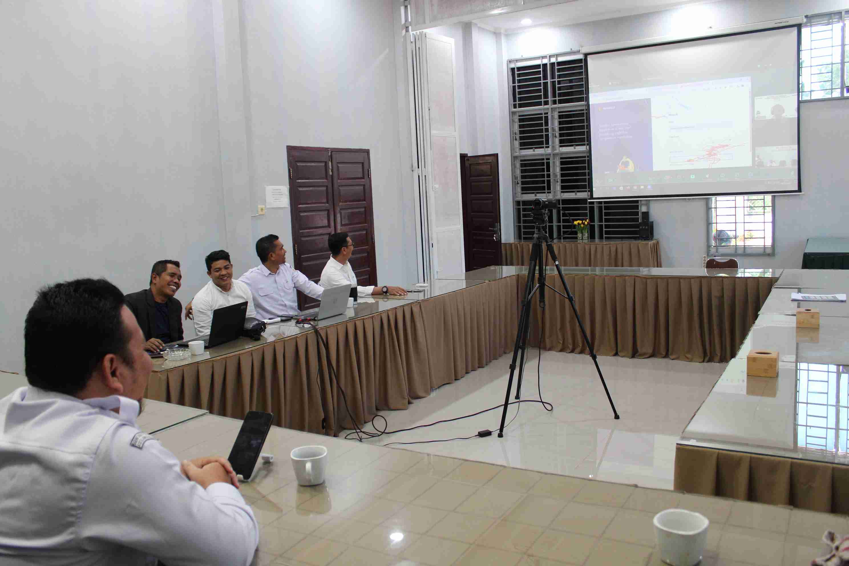 Ketua dan Anggota beserta staf mengikuti zoom meeting peluncuran Learning Management System (LMS)