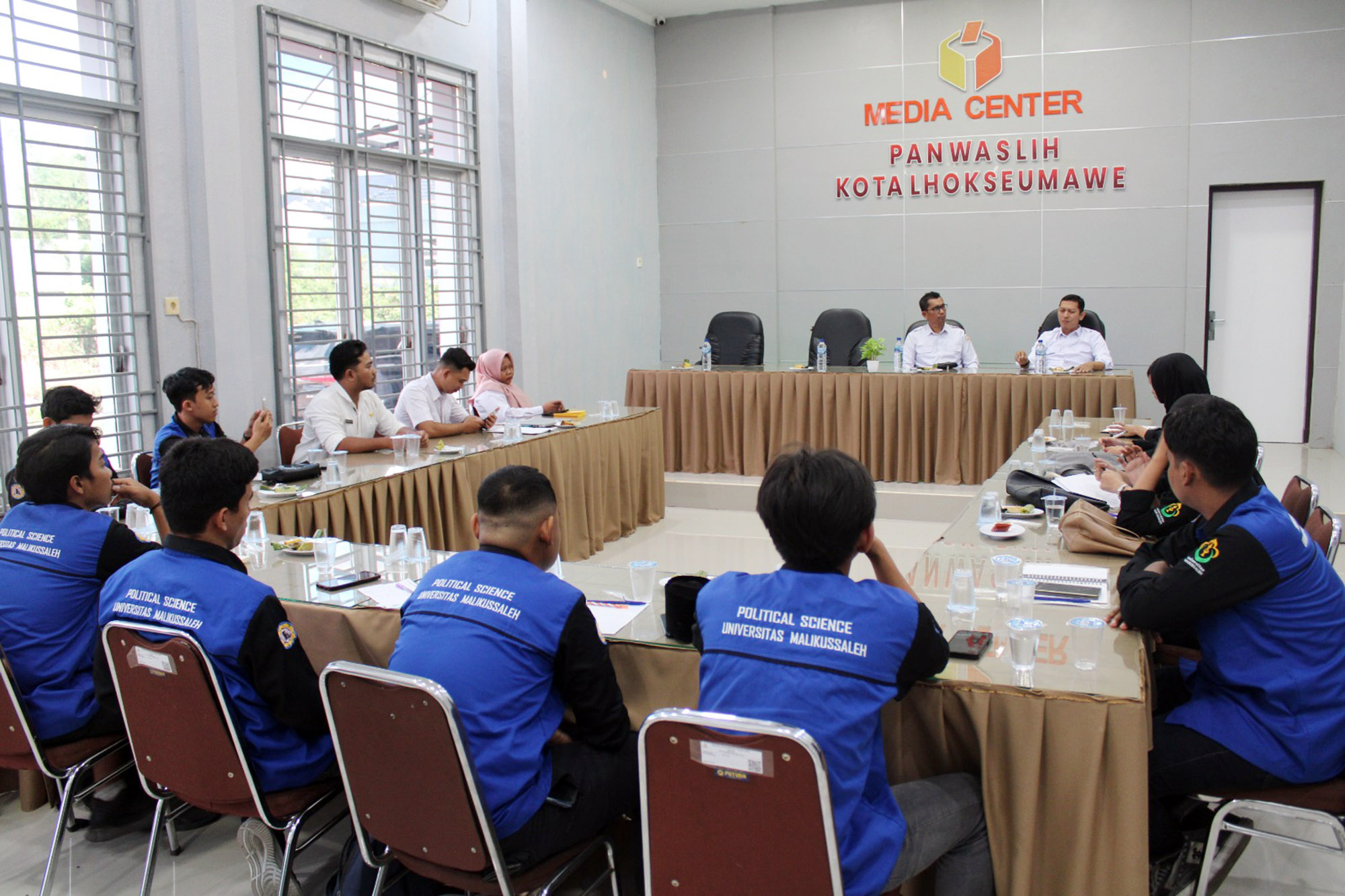 Mahasiswa Ilmu Politik Universitas Malikussaleh, berkunjung ke kantor Panwaslih Kota Lhokseumawe, Rabu (11/6/2025). Foto: Byklikcom | Amira Jufri