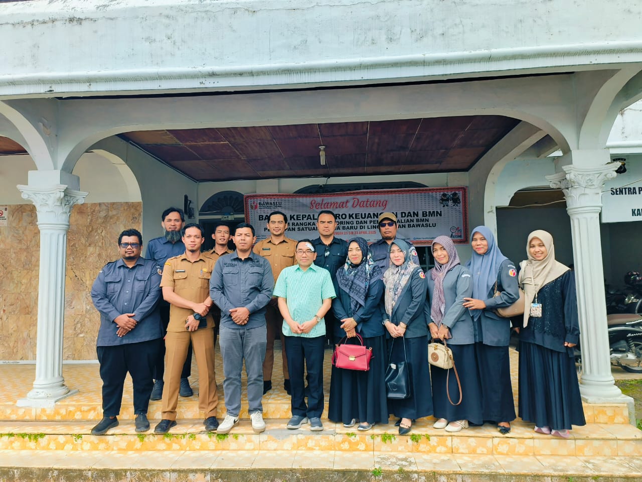 Kepala Biro Keuangan dan Barang Milik Negara Bawaslu RI foto bersama dengan Tim Bawaslu Kota Lhokseumawe