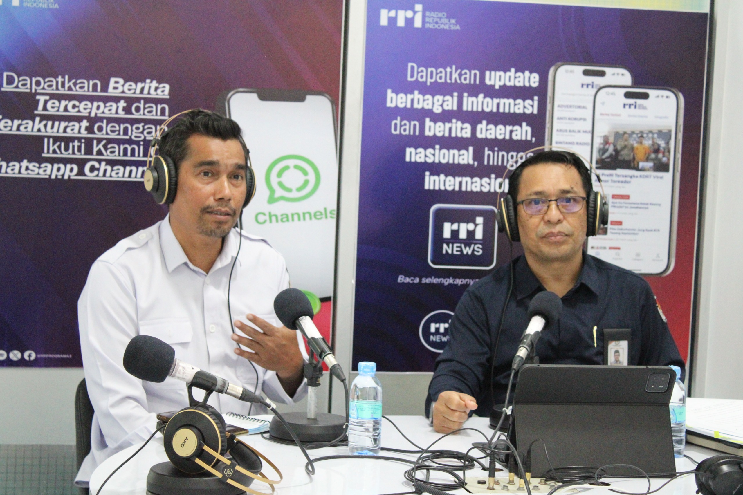 Anggota Panwaslih Kota Lhokseumawe, Ayi Jufridar dan anggota KIP Lhokseumawe, Zainal Bakri, menjadi narasumber dalam dialog Mozaik Indonesia di Pro 1 RRI Lhokseumawe, Rabu, 6 Agustus 2025. Foto: Dok. Byklik.com