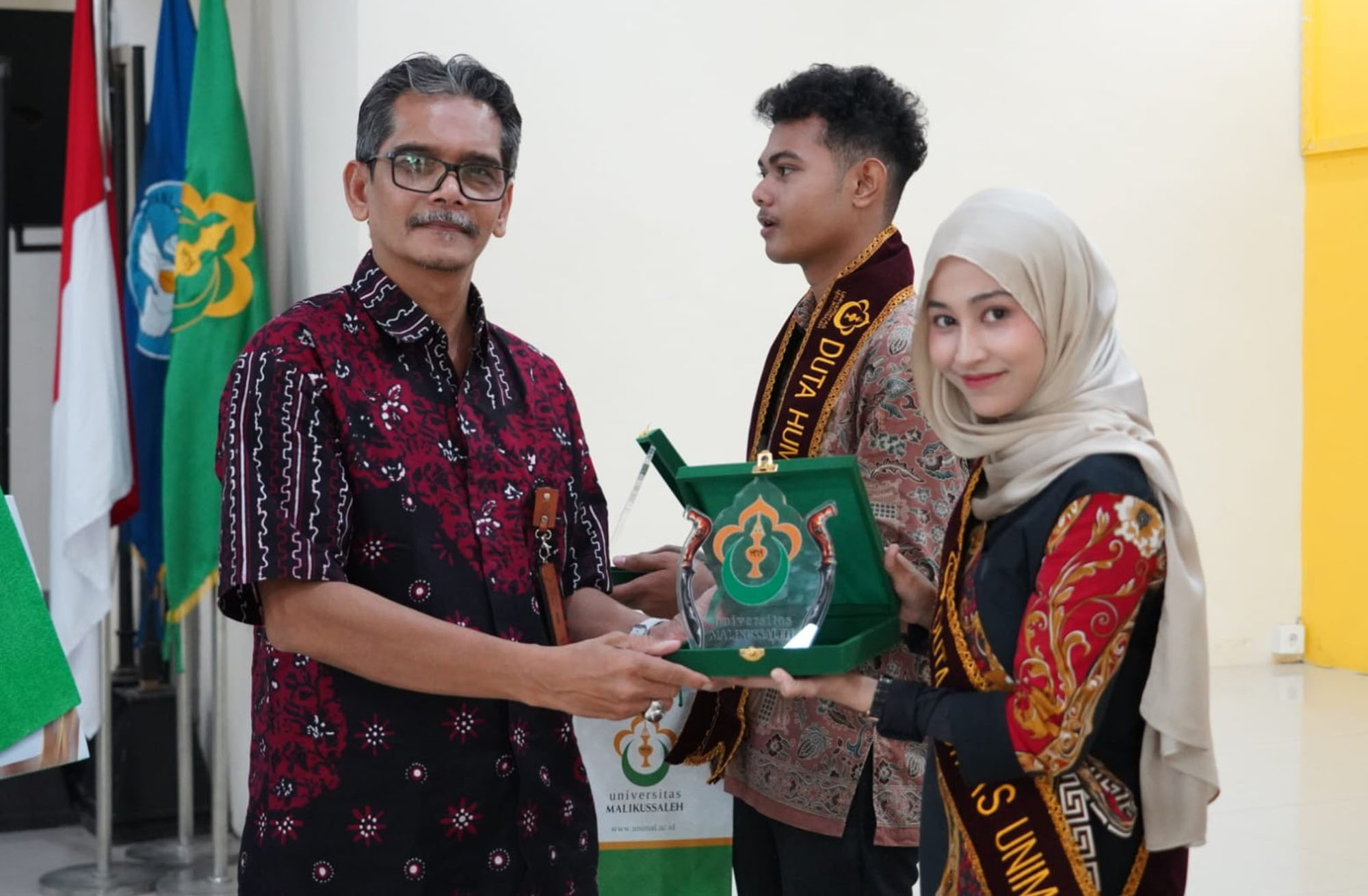 Kepala Biro Akademik, Kemahasiswaan, Perencanaan, Informasi, dan Kerja Sama, Dr Teuku Nazaruddin, menyerahkan penghargaan kepada Raizya Kemala Hayati, salah satu pemenang Duta Humas Unimal, Selasa 29 Juli 2025. Foto: Dok. Humas Unimal