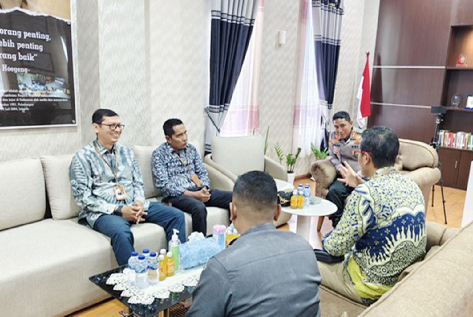 Bawaslu KOta Lhokseumawe melakukan silaturahmi dengan Kepala Polres, AKBP Dr Ahzan di Mapolres Lhokseumawe, Senin, 23 September 2025. Foto: Byklik.com | Bambang Iskandar Martin.