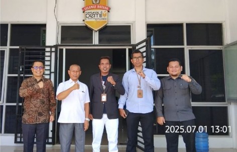 Foto bersama Komisioner KIP Kota Lhokseumawe
