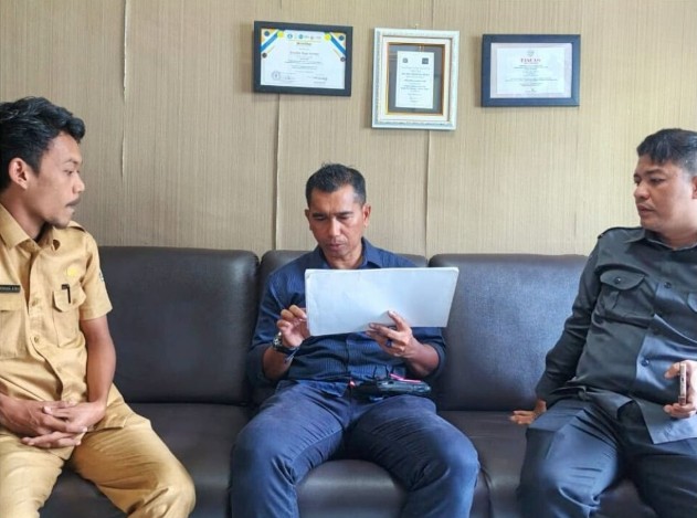 Koordinator Divisi Hukum, Pencegahan, Partisipasi Masyarakat, dan Hubungan Masyarakat Panwaslih Kota Lhokseumawe, Ayi Jufridar, melakukan uji petik pengawasan pemutakhiran data pemilih di Desa Hagu Selatan, Banda Sakti, Lhkseumawe, Selasa 15 Juli 2025. Foto: Byklikcom - Amira Jufri