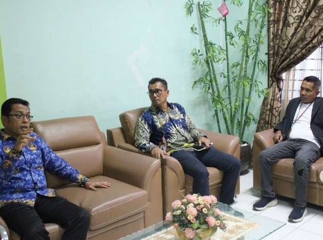 Ketua Dedy Syahputra dan Anggota Ayi Jufridar selaku Kordiv. Pencegahan, Partisipasi Masyarakat dan Hubungan Masyarakat melakukan koordinasi dengan Dinas Kependudukan dan Pencatatan Sipil (Disdukcapil) Kota Lhokseumawe melalui Zamzami, S.Ag., M.Si (Sekretaris Disdukcapil) 