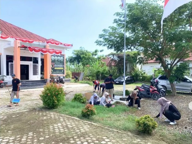 Semangat Kemerdekaan, Bawaslu Kota Lhokseumawe Gelar Aksi Jum'at Bersih