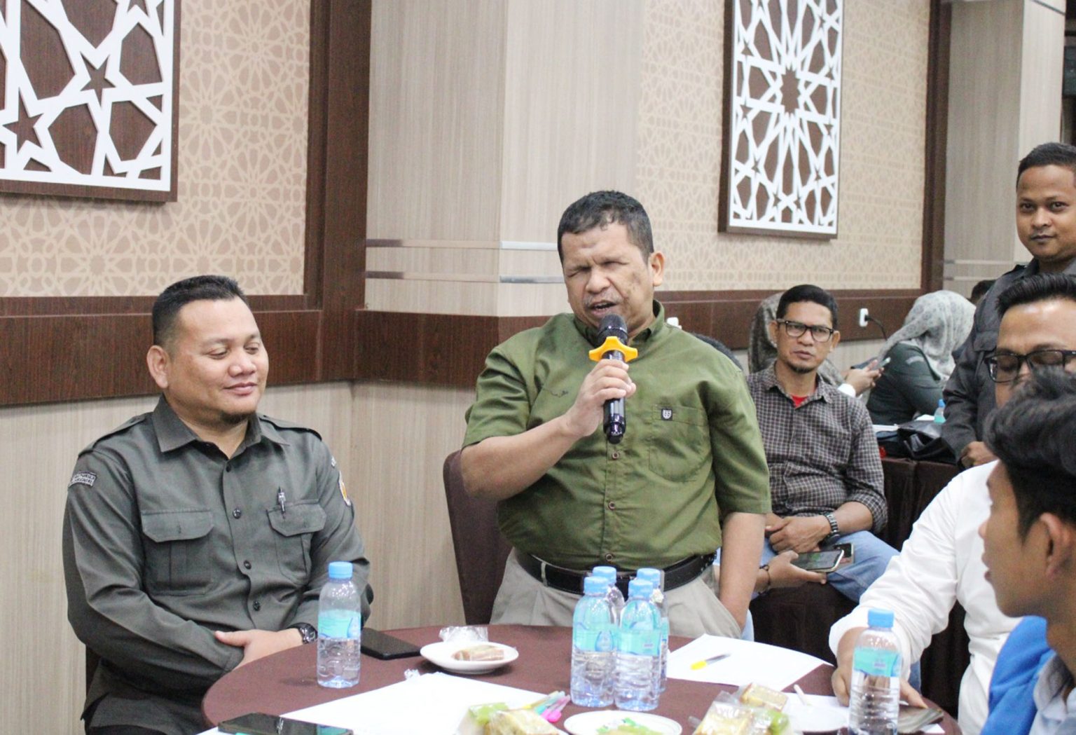 Ketua Penyandang Disabilitas Kota Lhokseumawe, Tgk Hasbullah, mendesak adanya failitas bagi kaum disabilitas saat menghadiri kegiatan Bawaslu Kota Lhokseumawe, Senin, 15 September 2025. Foto: Dok. Bawaslu Lhokseumawe.