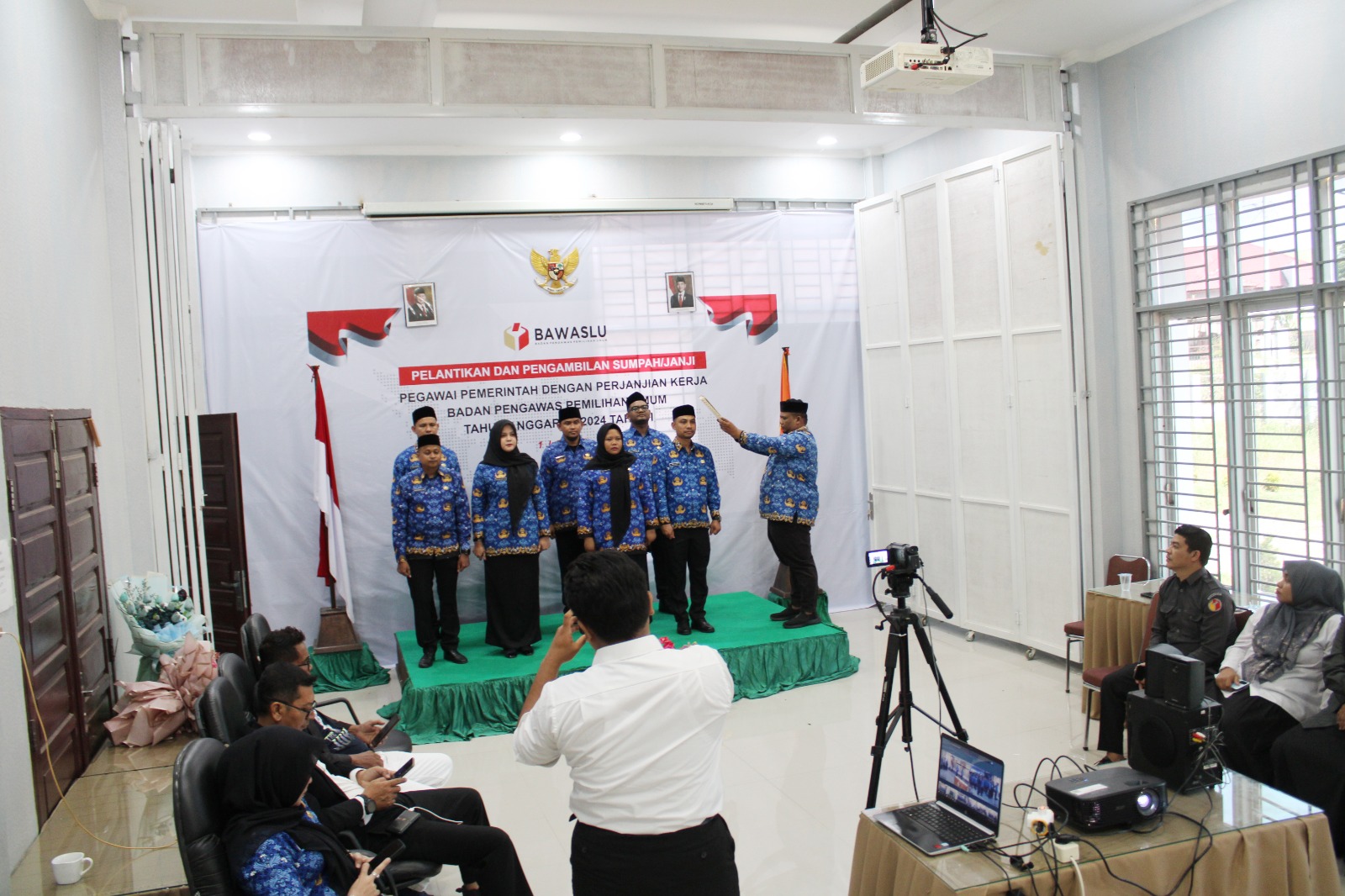 pengambilan sumpah janji pegawai sekretariat Bawaslu Kota Lhokseumawe