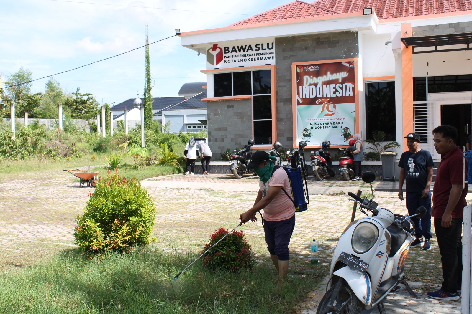 giat gotong royong membersihkan lingkungan kantor 