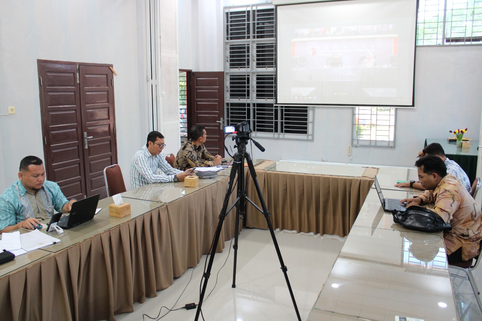 Bawaslu Kota Lhokseumawe mengikuti Rapat Evaluasi Kehumasan Triwulan II
