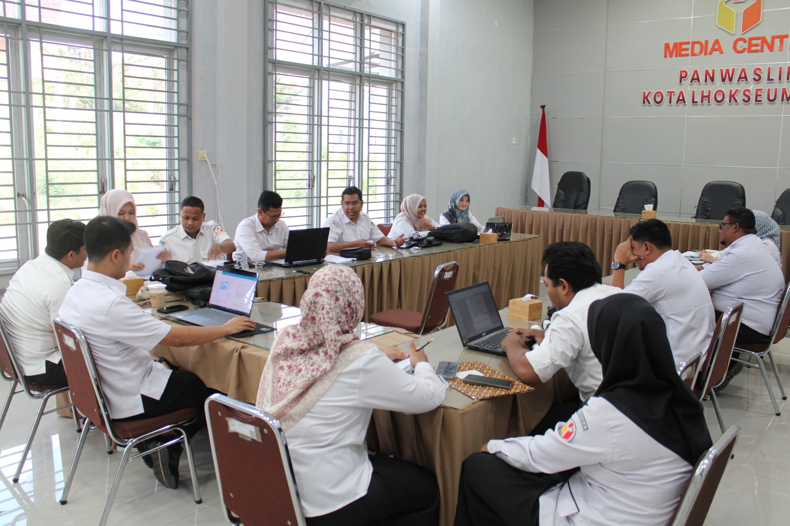 Tim Pengendali Internal Pengelolaan Keuangan (PIPK) Bawaslu Provinsi Aceh melakukan pemeriksaan terhadap kelengkapan administrasi keuangan di Bawaslu Kota Lhokseumawe