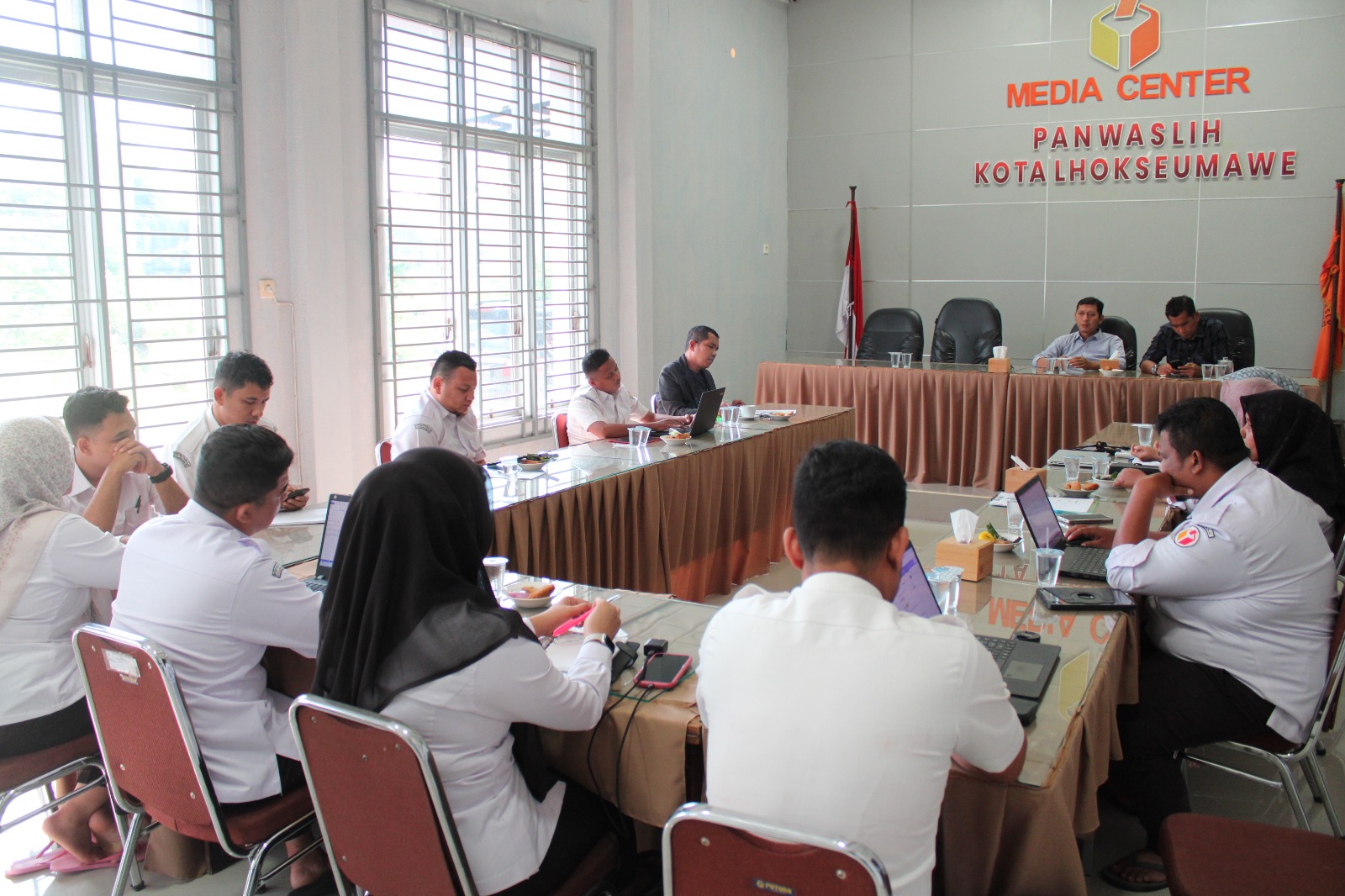 Bawaslu Kota Lhokseumawe menggelar rapat pleno mingguan di ruang rapat sekretariat