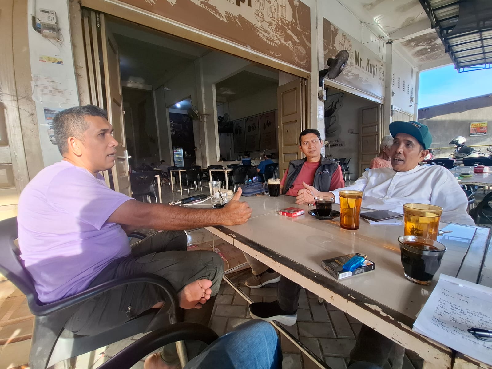 Panwaslih Kota Lhokseumawe menggelar diskusi dengan Zulfakri (warga setempat) di warung kopi. Lhokseumawe, Jumat, 23 Januari 2026. Foto: Humas.