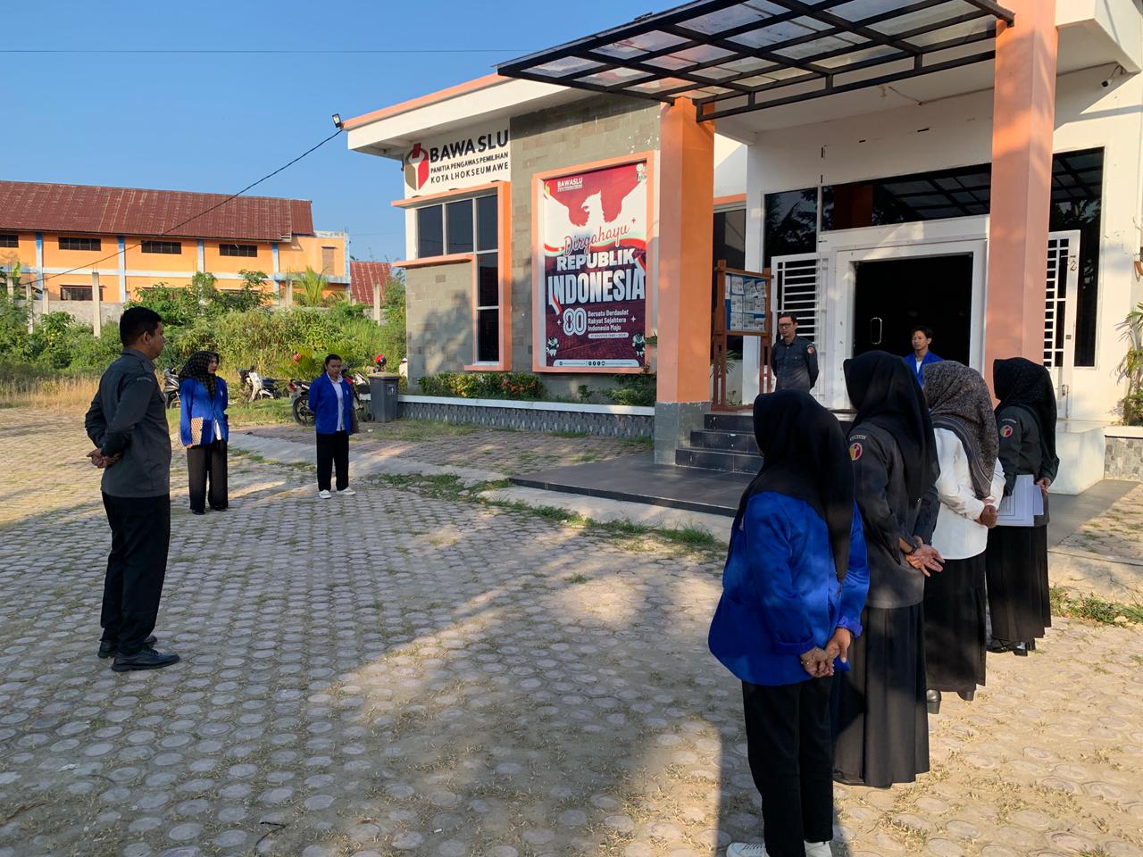 Yuli Asbar memberikan arahan dalam apel rutin