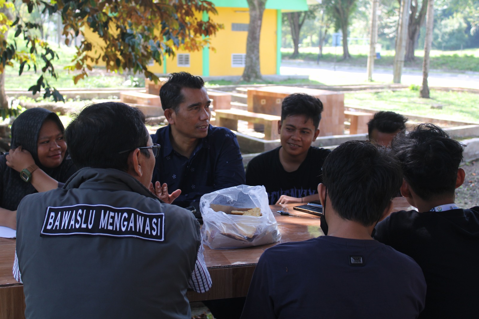Panwaslih Kota Lhokseumawe menggelar diskusi dengan sejumlah aktivis mahasiswa di taman Kampus Bukit Indah Universitas Malikussaleh, Lhokseumawe, Selasa, 27 Januari 2026.