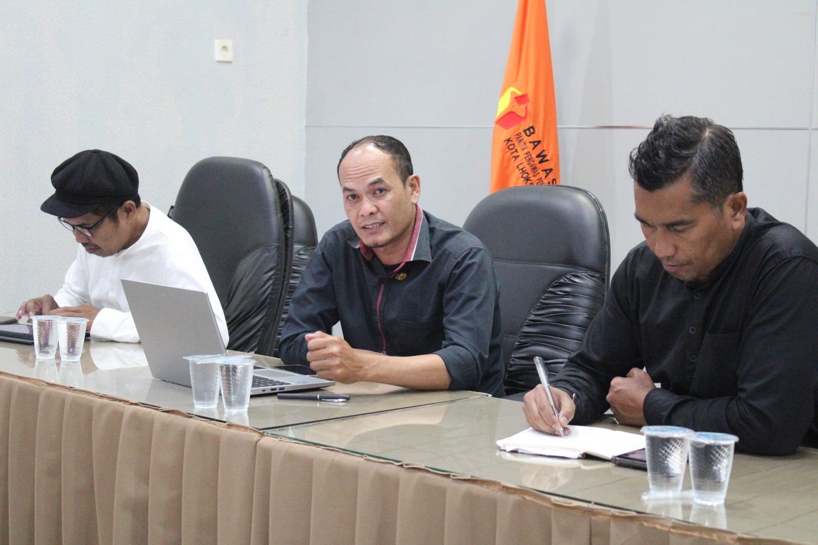 Joelman Subaidi sebagai narasumber pada kegiatan ngabuburit pengawasan. Foto : Humas