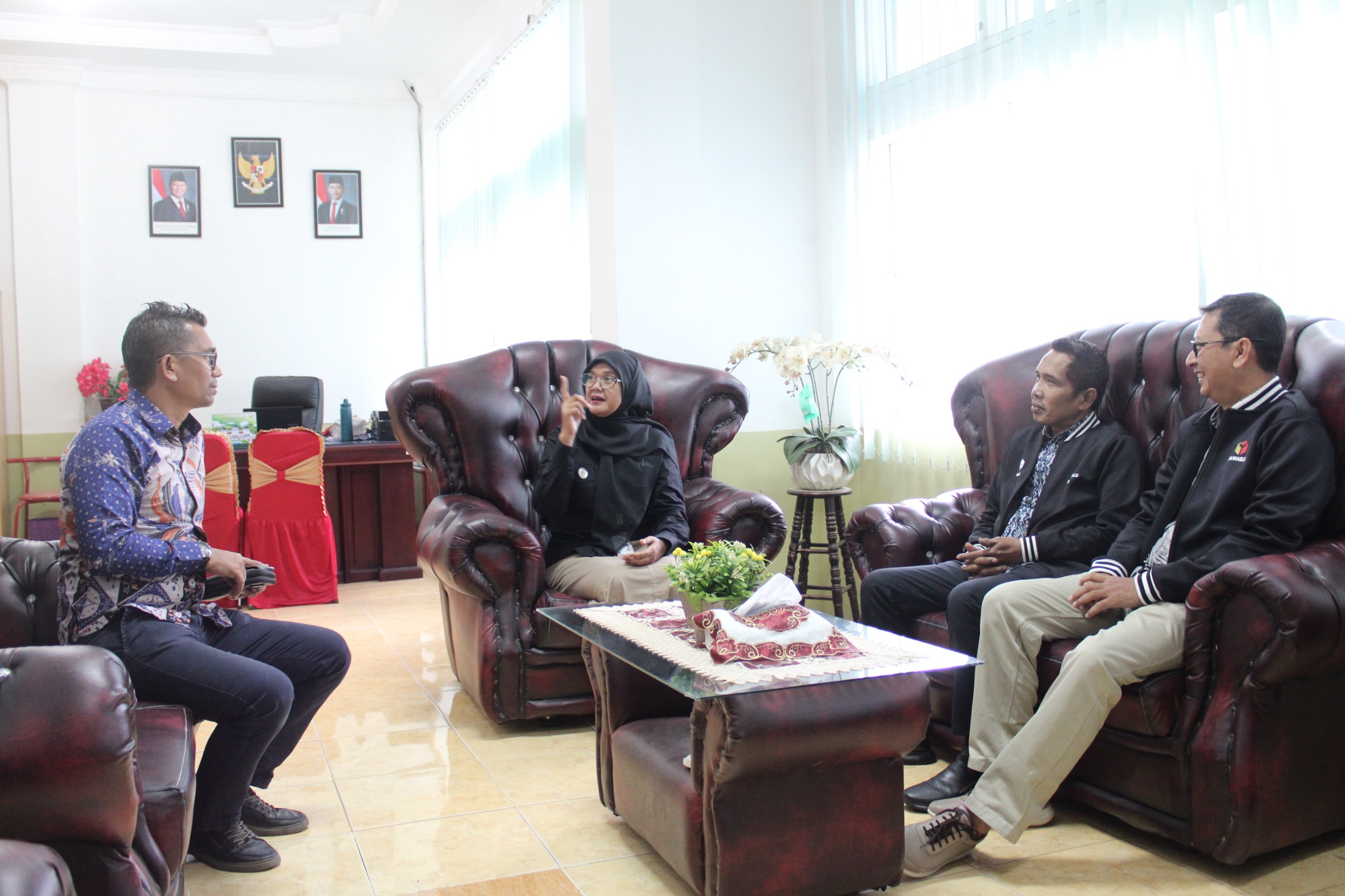 Bawaslu Kota Lhokseumawe beraudiensi dengan kepala LPP RRI Lhokseumawe, Kamis, 19 Februari 2026. Foto: Bawaslu Lhokseumawe.