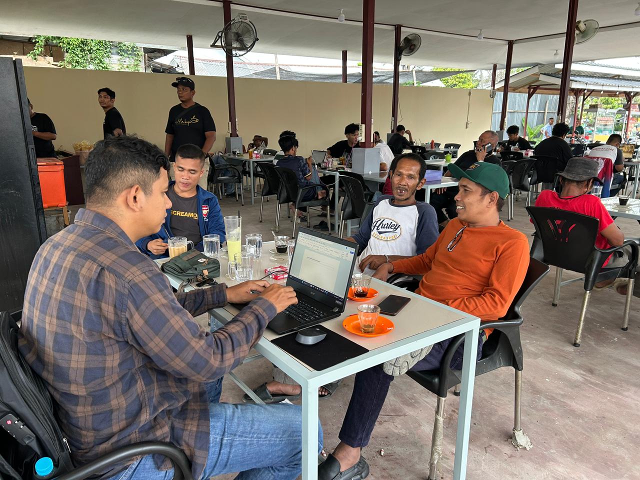  Ketua Bawaslu Kota Lhokseumawe sedang berbincang demokrasi bersama Imran warga Gampong Uteunkot. Foto : Humas