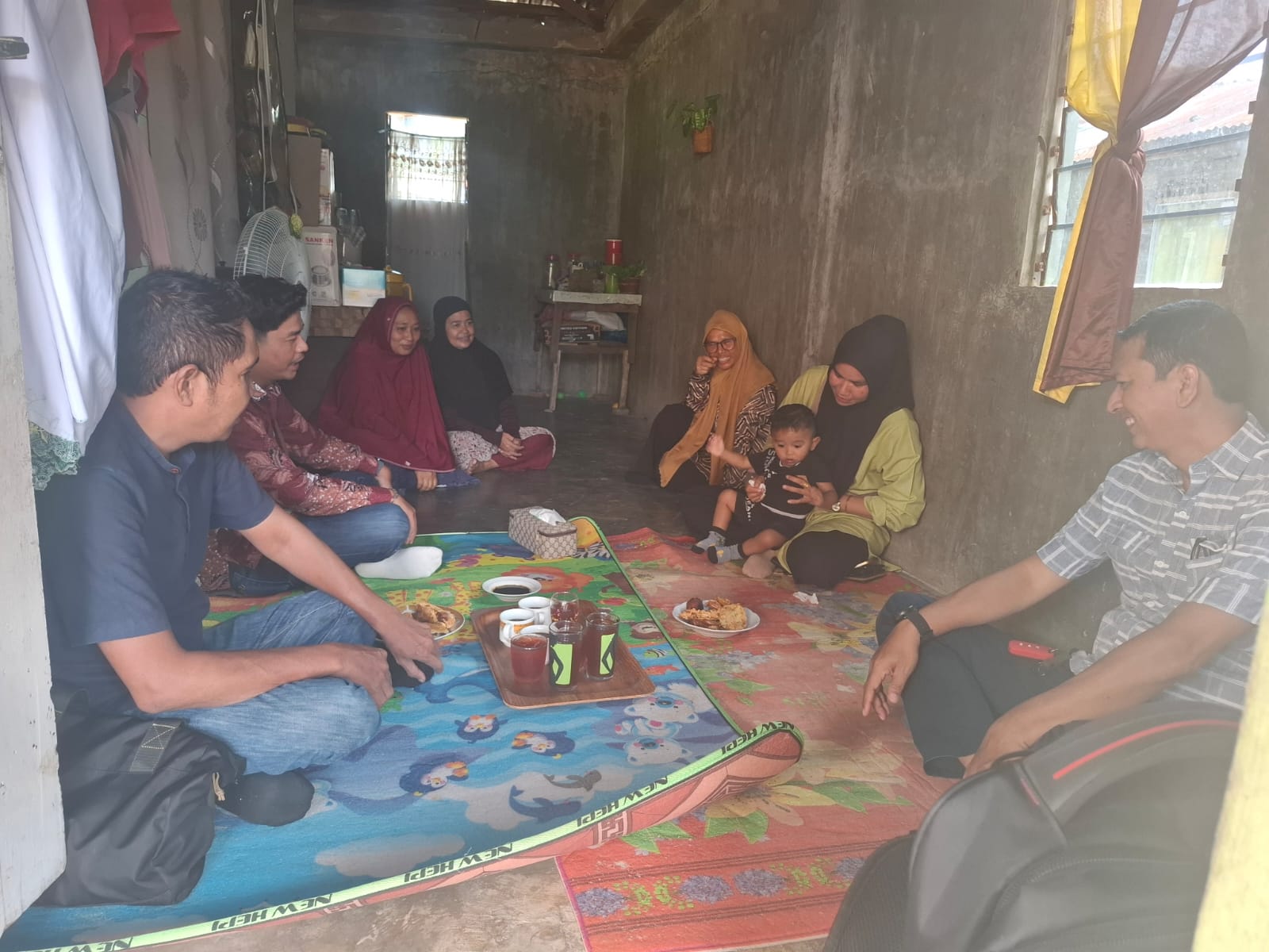  Ketua dan Anggota Bawaslu Kota Lhokseumawe sedang berdiskusi demokrasi bersama sekelompok perempuan. Foto : Humas