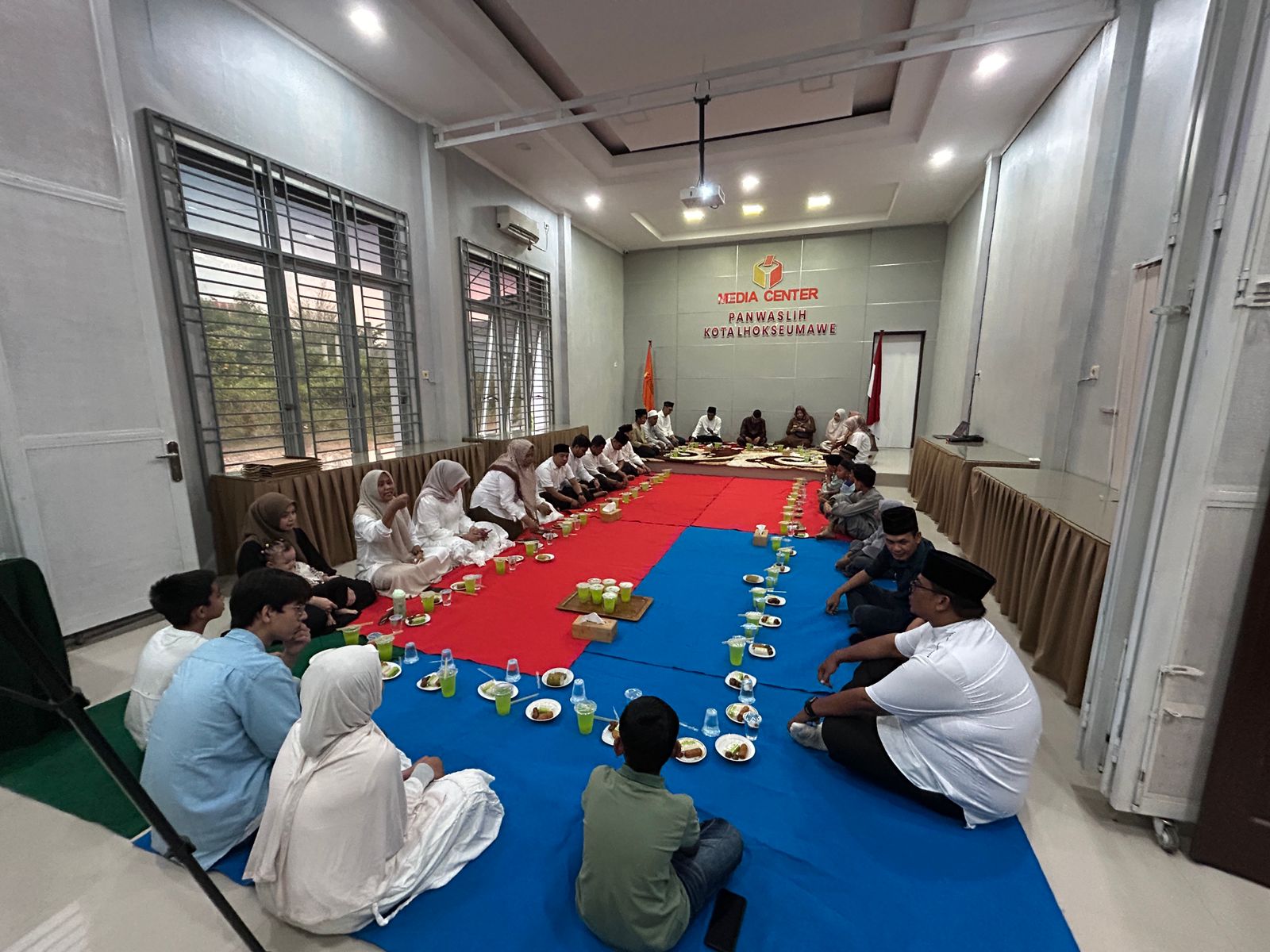 mendengarkan kultum dari narasumber Teuku Zulkarnaen menjelang buka puasa bersama