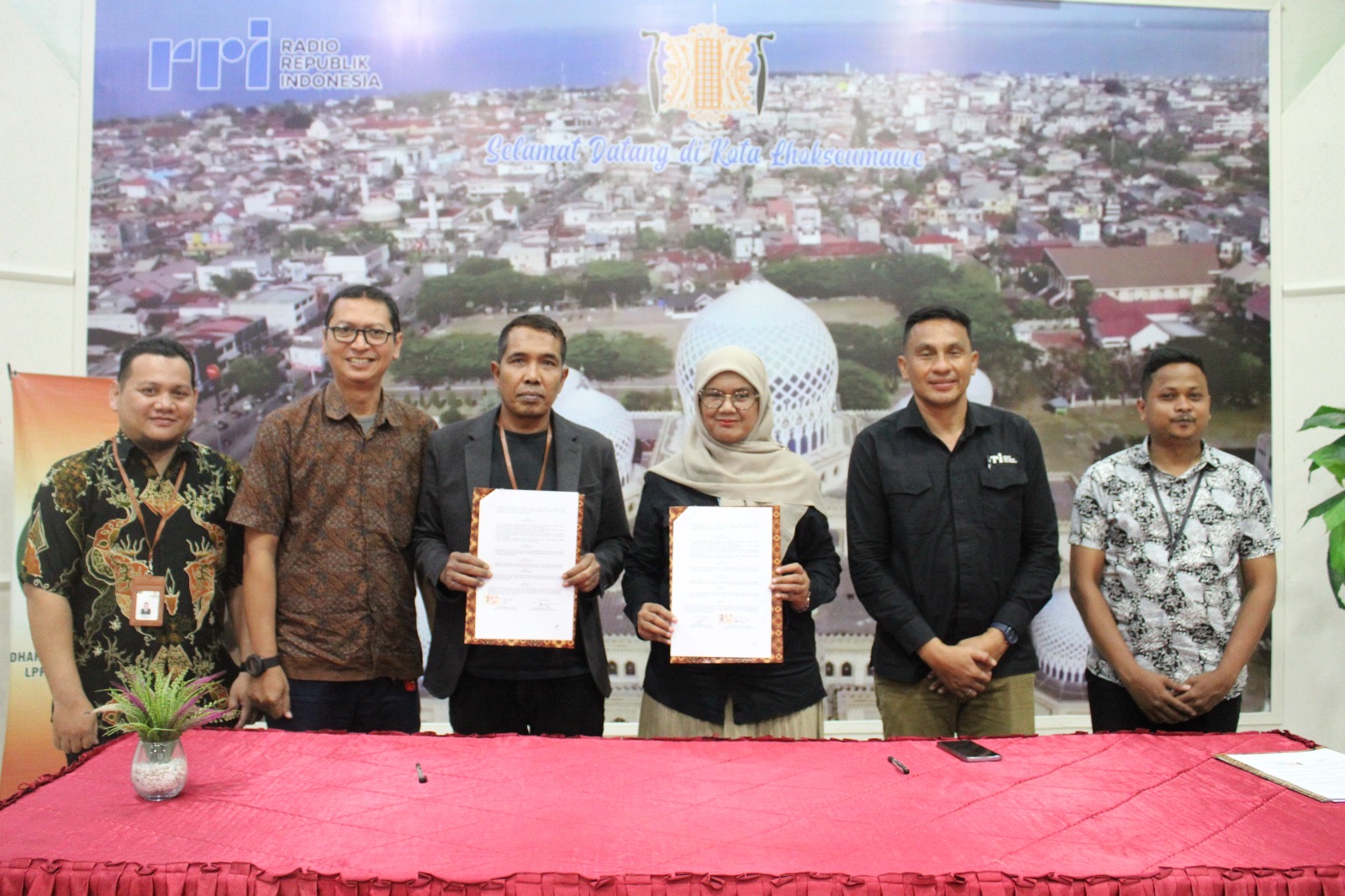 Penandatanganan Perjanjian Kerja Sama (PKS) antara Radio Republik Indonesia (RRI) Lhokseumawe dan Bawaslu Kota Lhokseumawe yang dihadiri Ketua Panwaslih atau Bawaslu Dedy Syahputra, sebagai upaya memperkuat edukasi dan informasi demokrasi kepada masyarakat di Lhokseumawe. Foto: Humas