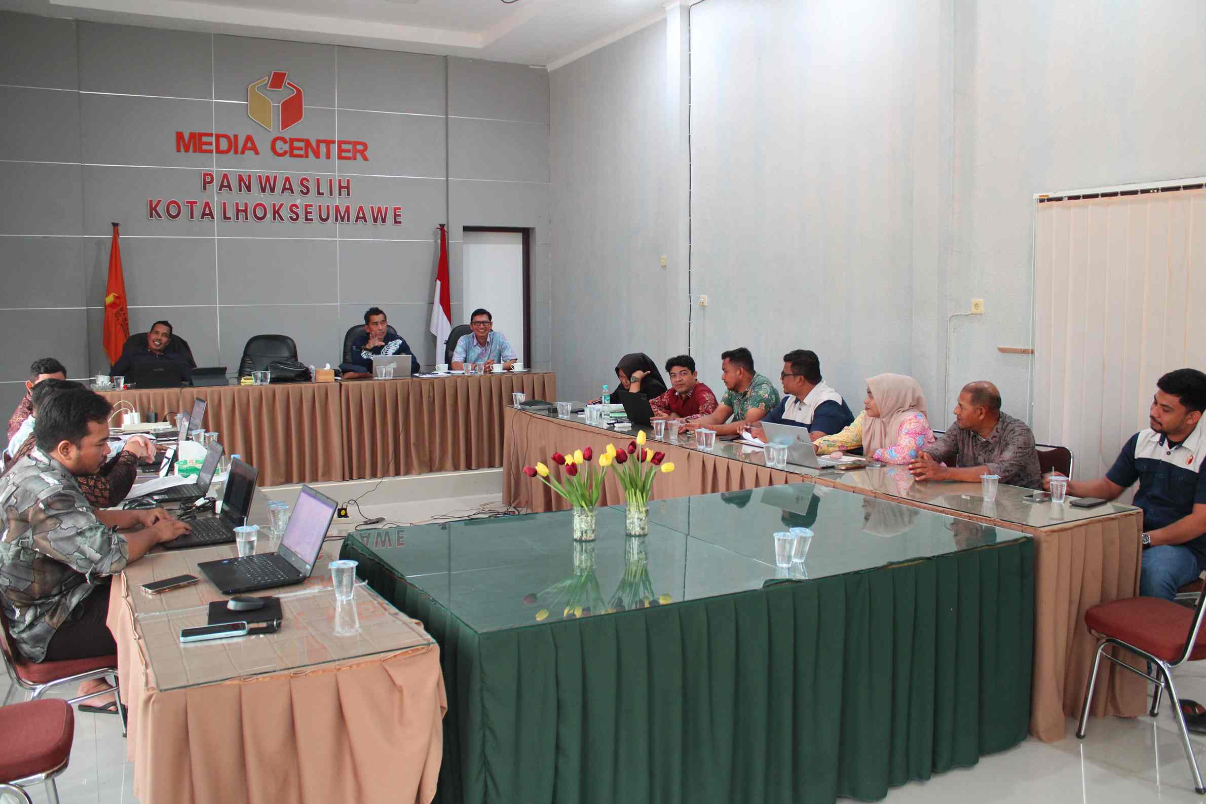Bawaslu Kota Lhokseumawe melaksanakan evaluasi terhadap pelaksanaan program kerja tahun 2026