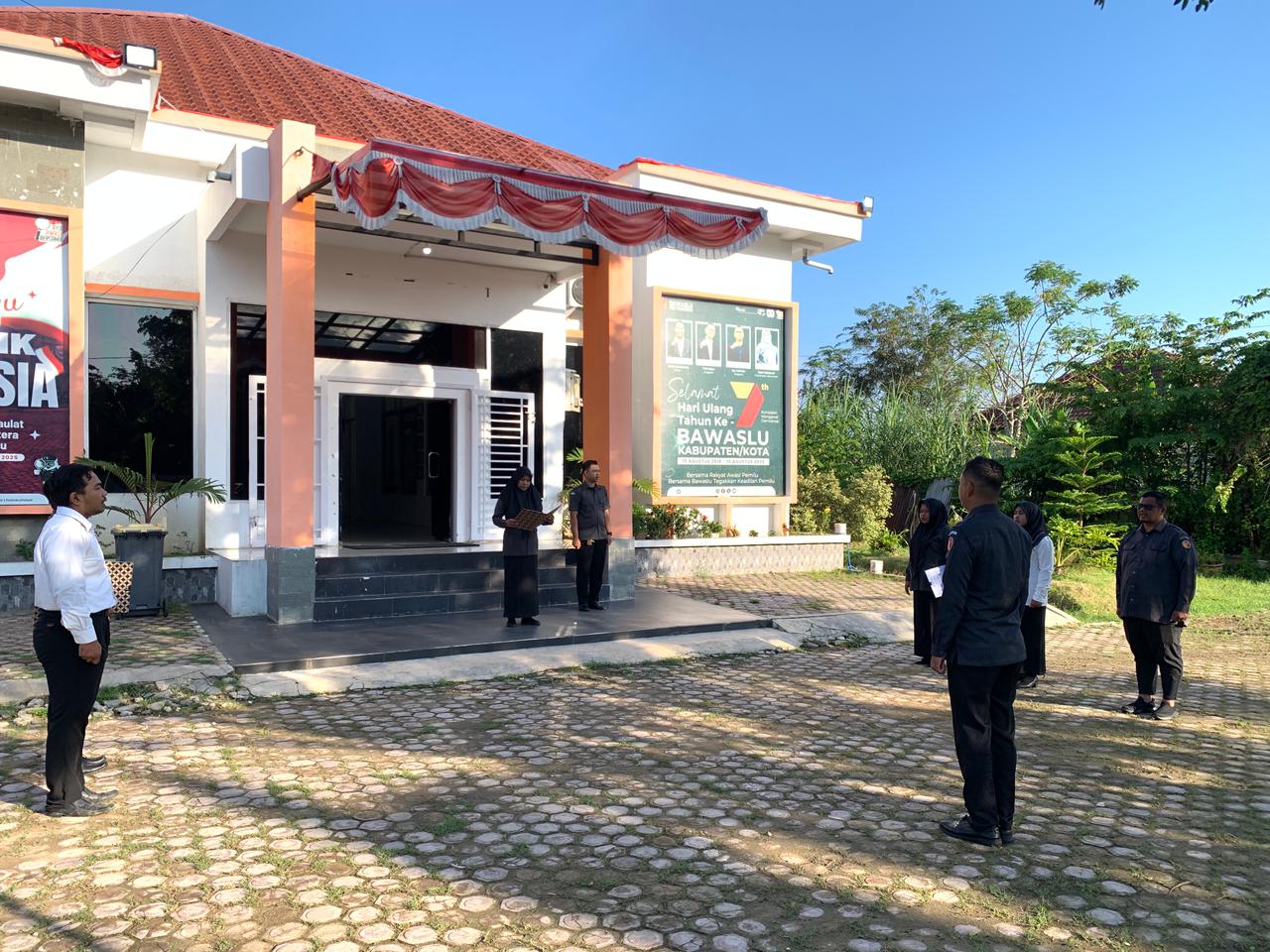 Pembacaan Pancasila oleh Pembina Apel