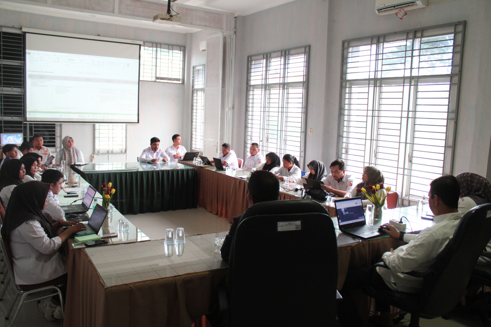 Rapat Pleno Mingguan yang berlangsung di Kantor Bawaslu Kota Lhokseumawe