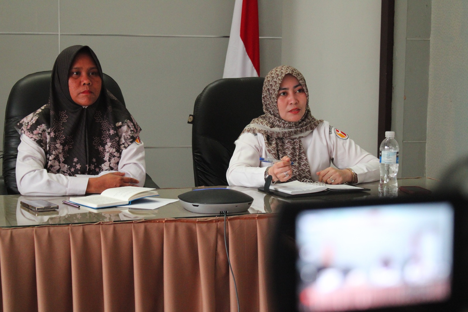 Koordinator Sekretariat Bawaslu Kota Lhokseumawe, Santi Setiawati, bersama jajaran staf sekretariat mengikuti kegiatan Pelatihan Jarak Jauh (PJJ)