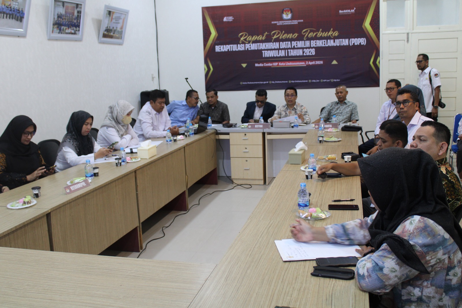 Bawaslu Kota Lhokseumawe mewakili staf menghadiri rapat pleno terbuka