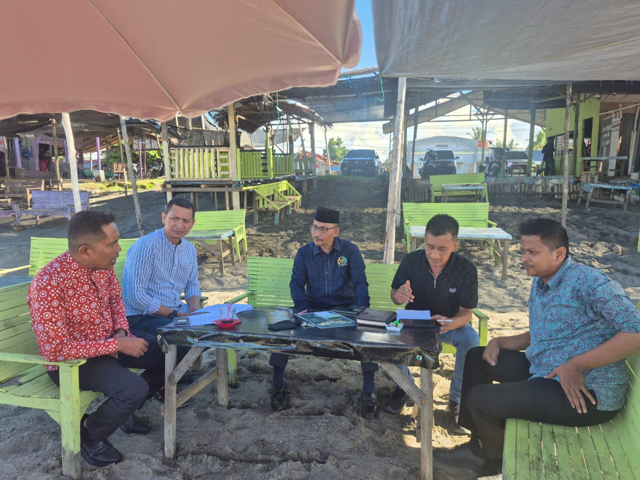 Ketua dan Anggota Bawaslu Kota Lhokseumawe menggelar rapat koordinasi santai di kawasan pesisir pantai guna membahas evaluasi serta penguatan pengawasan tahapan pemilu.