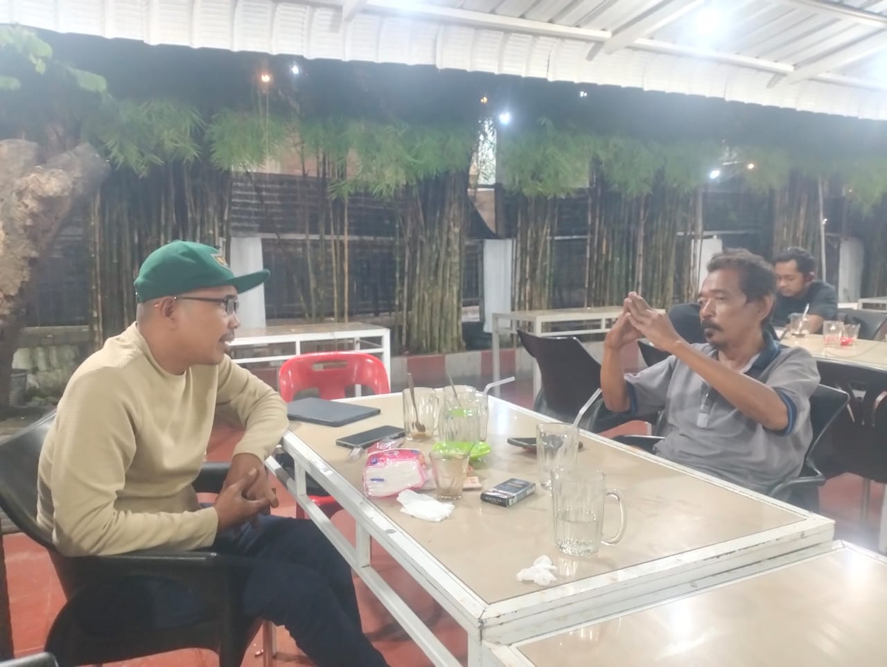 Diskusi Demokrasi bersama Sulaiman seorang tokoh masyarakat