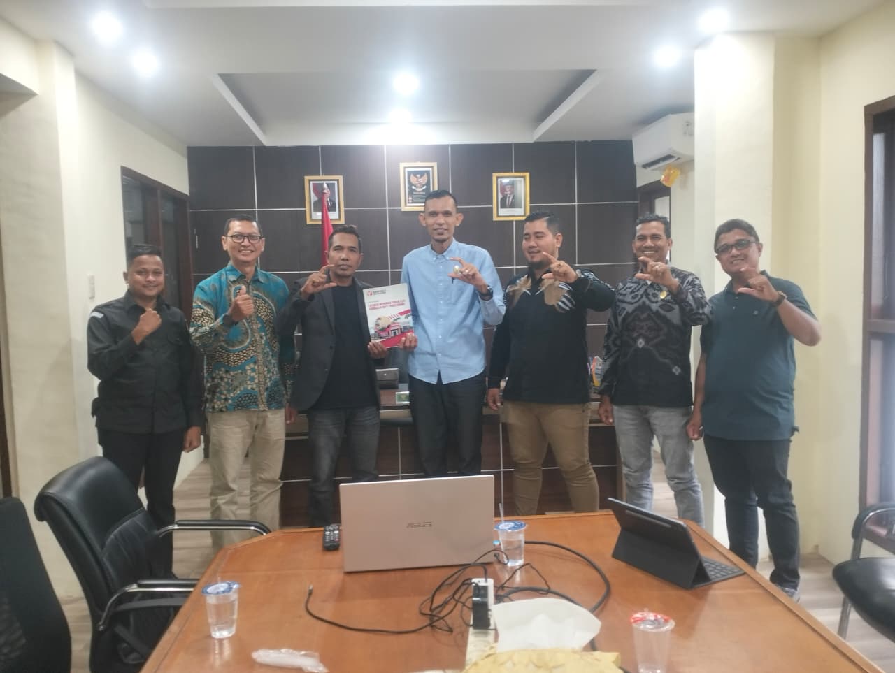penyerahan laporan LIP Bawaslu Kota Lhokseumawe kepada Ketua Komisi Informasi Aceh