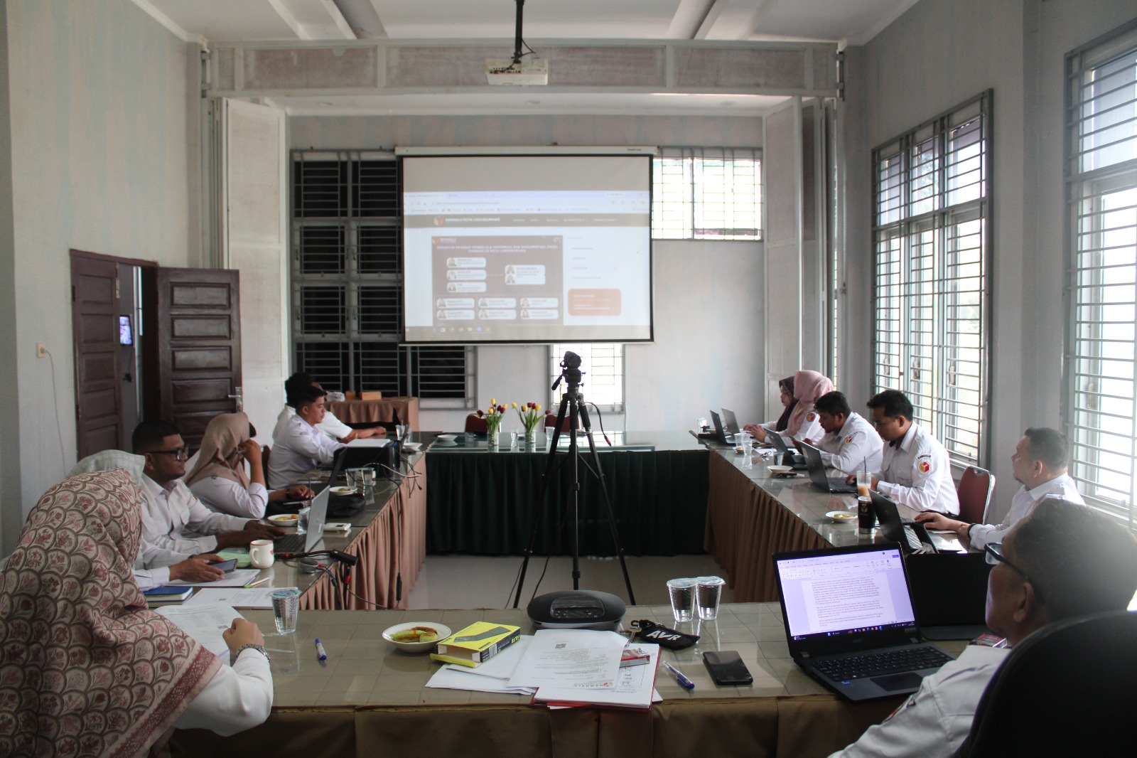 rapat pleno mingguan